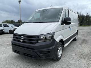 Schräge Frontansicht auf einen Volkswagen Crafter , freigestellt