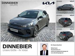 Schräge Frontansicht auf einen Kia Rio , freigestellt