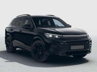 Schräge Frontansicht auf einen Volkswagen Tiguan , freigestellt