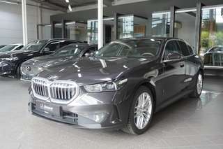 Schräge Frontansicht auf einen BMW 5er-Reihe , freigestellt