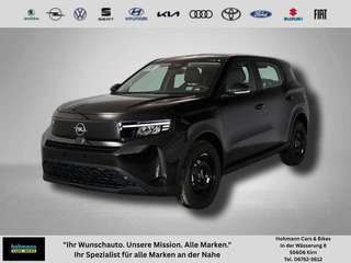 Schräge Frontansicht auf einen Opel Frontera , freigestellt