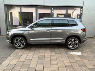 Schräge Frontansicht auf einen Skoda Karoq , freigestellt