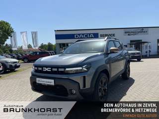 Schräge Frontansicht auf einen Dacia Duster , freigestellt