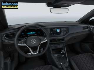 Schräge Frontansicht auf einen Volkswagen Taigo , freigestellt