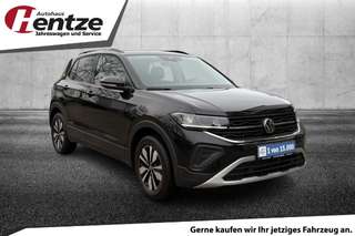 Schräge Frontansicht auf einen Volkswagen T-Cross , freigestellt
