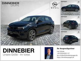 Schräge Frontansicht auf einen Opel Grandland X , freigestellt
