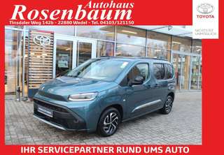 Schräge Frontansicht auf einen Toyota Proace City , freigestellt
