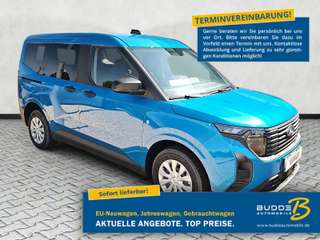 Schräge Frontansicht auf einen Ford Tourneo Courier , freigestellt