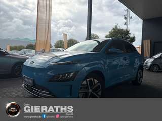 Schräge Frontansicht auf einen Hyundai Kona Elektro , freigestellt