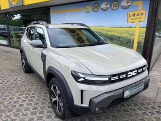 Schräge Frontansicht auf einen Dacia Duster , freigestellt