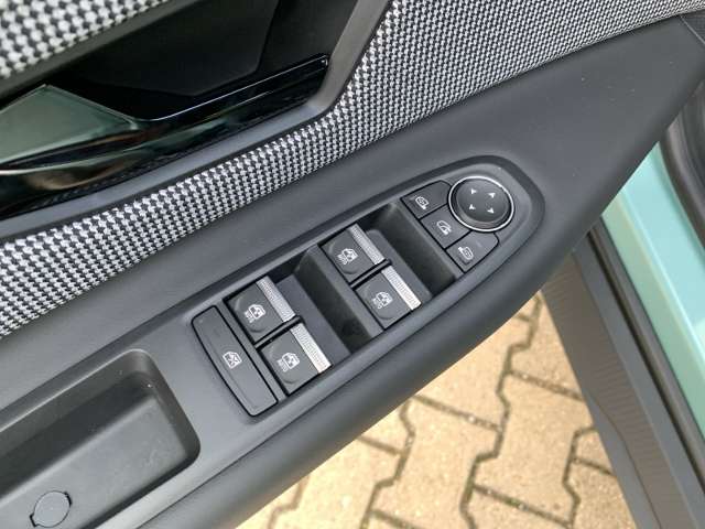 Fahrzeugbild eines Renault 4 E-TECH