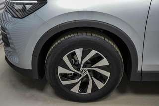 Schräge Frontansicht auf einen Volkswagen Tiguan , freigestellt