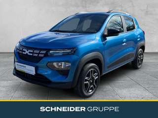 Schräge Frontansicht auf einen Dacia Spring , freigestellt