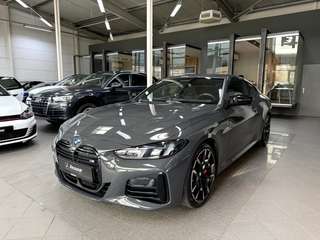Schräge Frontansicht auf einen BMW 4er-Reihe , freigestellt