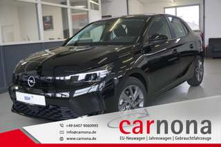 Schräge Frontansicht auf einen Opel Corsa , freigestellt