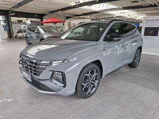Schräge Frontansicht auf einen Hyundai Tucson , freigestellt