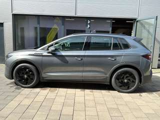 Schräge Frontansicht auf einen Skoda ELROQ , freigestellt