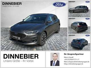 Schräge Frontansicht auf einen Ford Focus , freigestellt