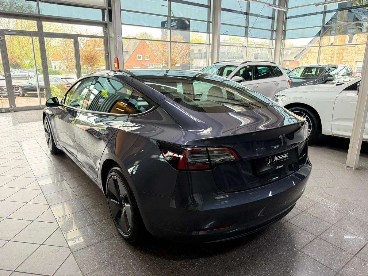 Fahrzeugbild eines TESLA Model 3