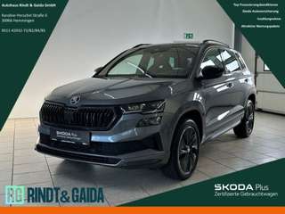 Schräge Frontansicht auf einen Skoda Karoq , freigestellt
