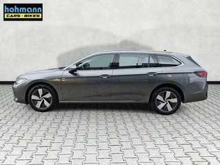 Schräge Frontansicht auf einen Volkswagen Passat , freigestellt