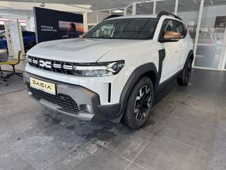 Schräge Frontansicht auf einen Dacia Duster , freigestellt