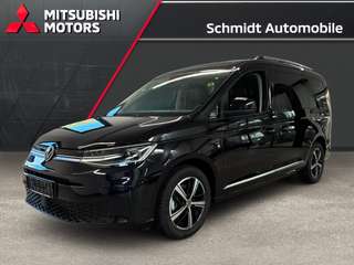Schräge Frontansicht auf einen Volkswagen Caddy , freigestellt
