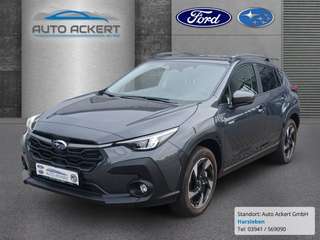 Schräge Frontansicht auf einen Subaru Crosstrek , freigestellt