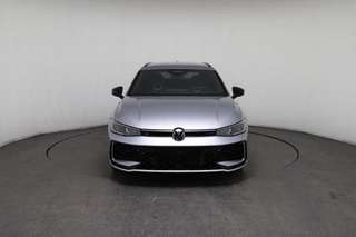Schräge Frontansicht auf einen Volkswagen Passat , freigestellt