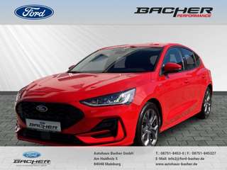 Schräge Frontansicht auf einen Ford Focus , freigestellt