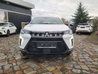 Schräge Frontansicht auf einen Mitsubishi ASX , freigestellt