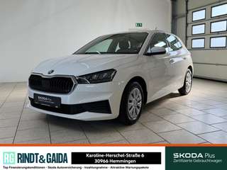 Schräge Frontansicht auf einen Skoda Fabia , freigestellt