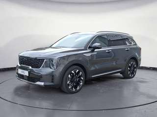 Schräge Frontansicht auf einen Kia Sorento , freigestellt