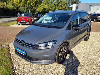 Schräge Frontansicht auf einen Volkswagen Touran , freigestellt