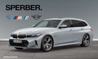 Schräge Frontansicht auf einen BMW 3er-Reihe , freigestellt