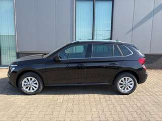 Schräge Frontansicht auf einen Skoda Kamiq , freigestellt