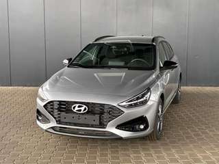 Schräge Frontansicht auf einen Hyundai i30 , freigestellt