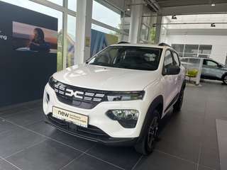 Schräge Frontansicht auf einen Dacia Spring , freigestellt
