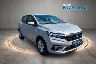 Schräge Frontansicht auf einen Dacia Sandero , freigestellt