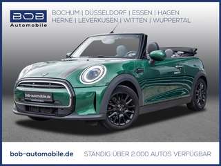 Schräge Frontansicht auf einen MINI COOPER , freigestellt