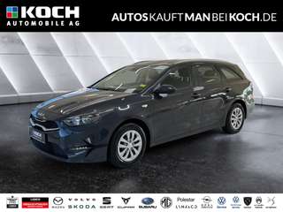 Schräge Frontansicht auf einen Kia cee'd , freigestellt