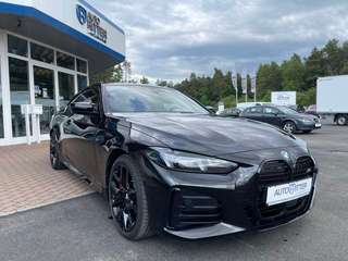 Schräge Frontansicht auf einen BMW 4er-Reihe , freigestellt