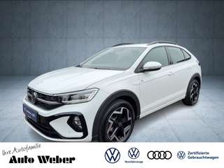 Schräge Frontansicht auf einen Volkswagen Taigo , freigestellt