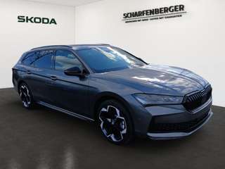 Schräge Frontansicht auf einen Skoda Superb , freigestellt