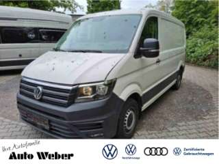 Schräge Frontansicht auf einen Volkswagen Crafter , freigestellt