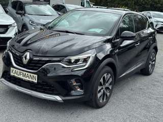 Schräge Frontansicht auf einen Renault Captur , freigestellt