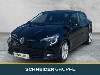 Schräge Frontansicht auf einen Renault Clio , freigestellt