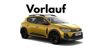 Schräge Frontansicht auf einen Dacia Sandero , freigestellt