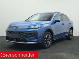 Schräge Frontansicht auf einen Volkswagen T-Roc , freigestellt