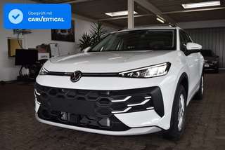 Schräge Frontansicht auf einen Volkswagen T-Roc , freigestellt